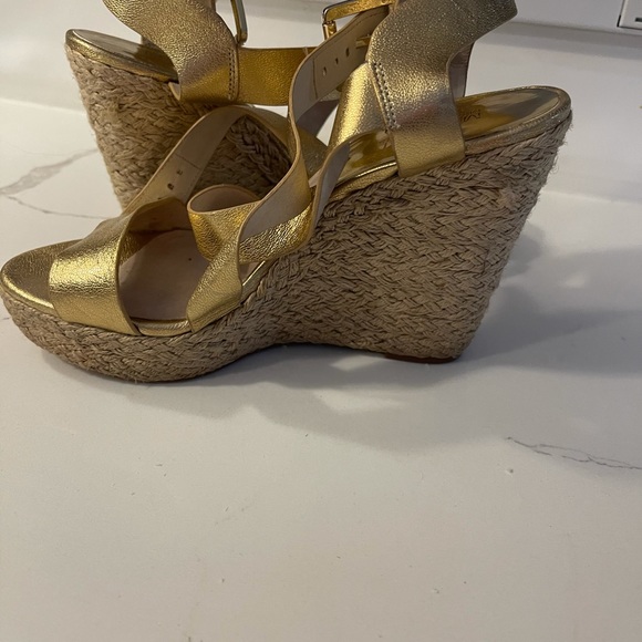 super comfortable golden platform shoes - Picture 3 of 4